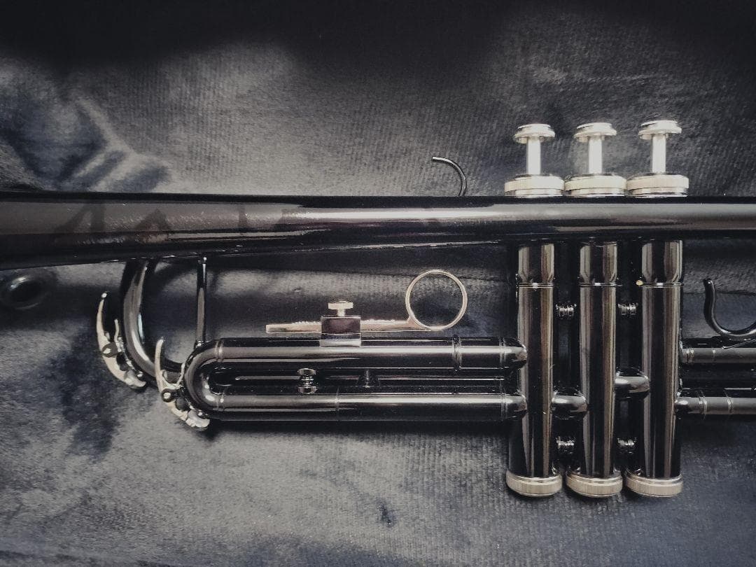 黒色 B♭トランペット 本体　未使用品