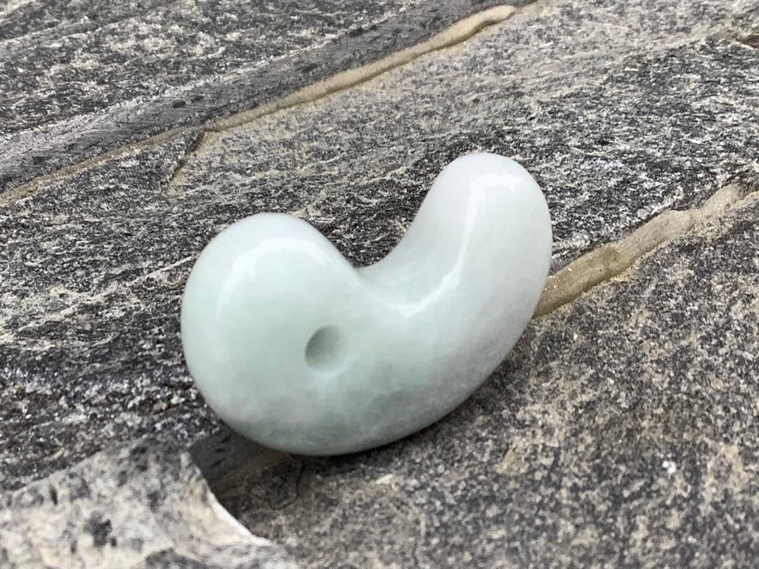 最低20万円以上の勾玉‼️御守り　糸魚川翡翠勾玉　商品に自信あり‼️鑑別書付本物を‼️