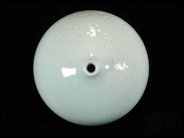 中尾 恭純 白磁牡 丹彫壷 師井上萬二 花器  hk459