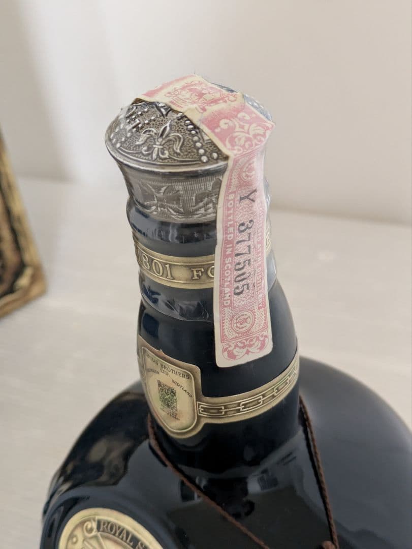 ロイヤルサルート 21年 青陶器ボトル 箱・巾着袋付き