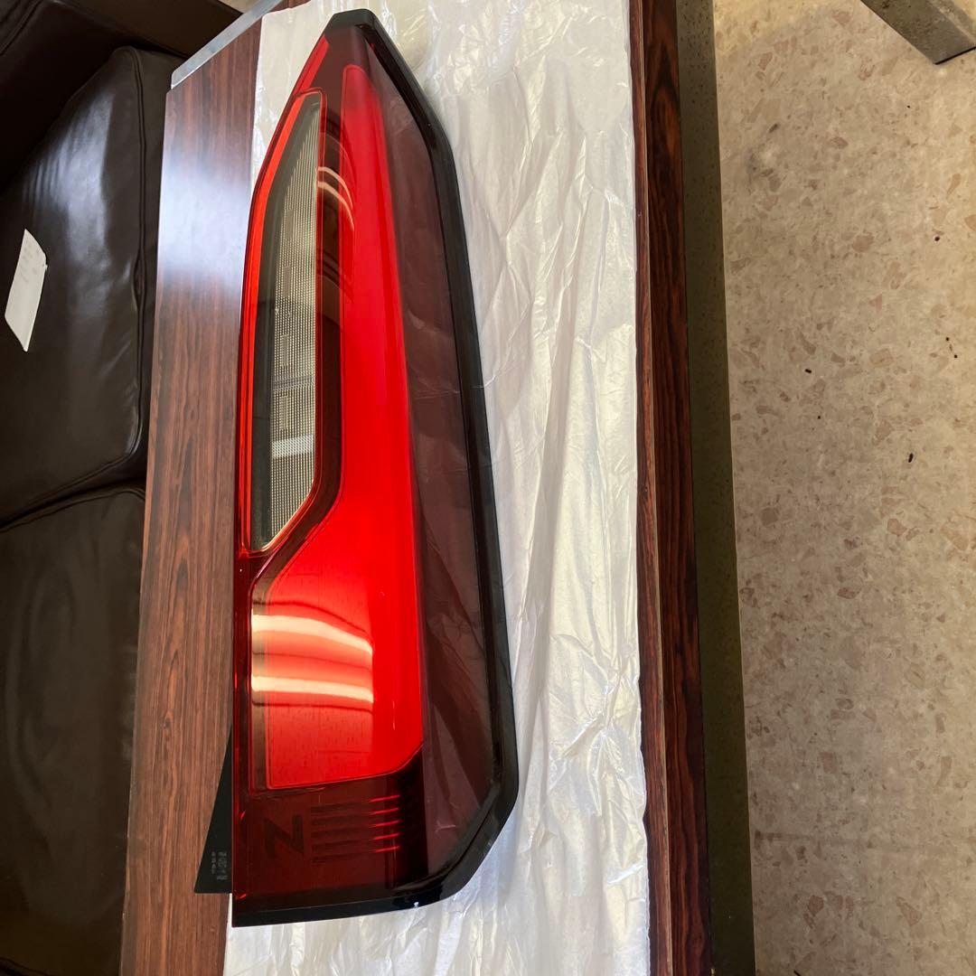 ホンダNBOX 右テールライト きれいです