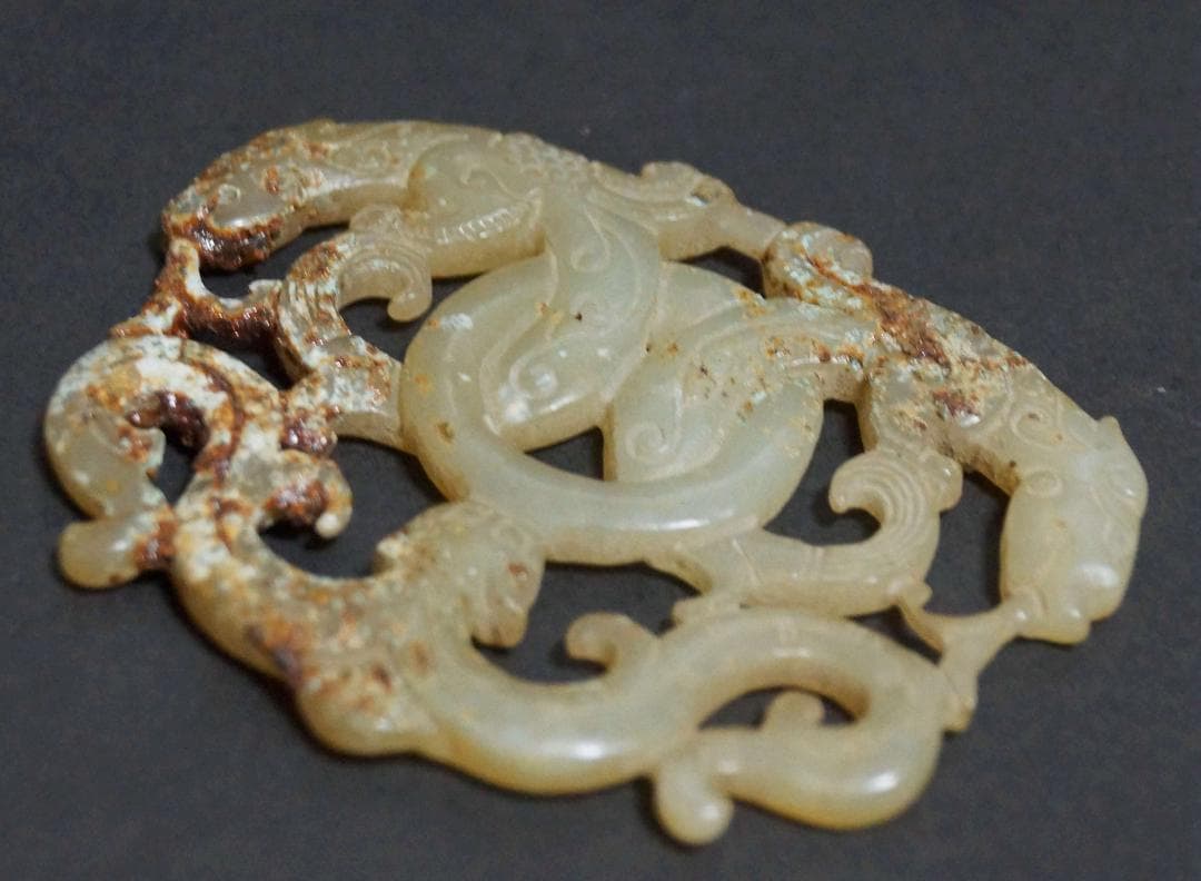 古玉 和田玉(ホータン)細工透かし彫り『獣』根付 緒締玉 玉佩 提げ物 装飾品