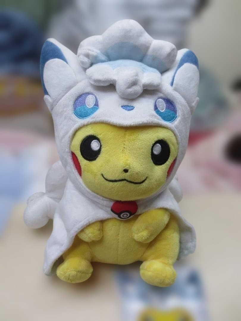 ポケモンセンターオリジナル　アローラロコンのポンチョを着たピカチュウ ぬいぐるみ