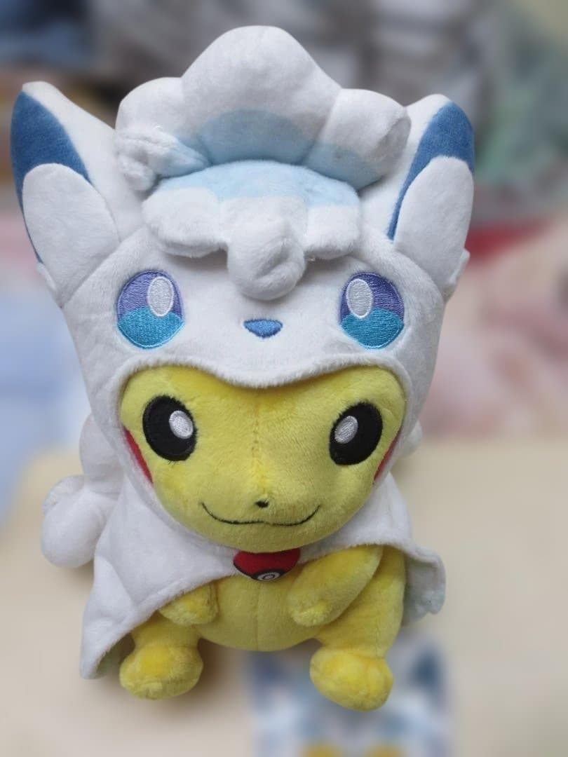 ポケモンセンターオリジナル　アローラロコンのポンチョを着たピカチュウ ぬいぐるみ