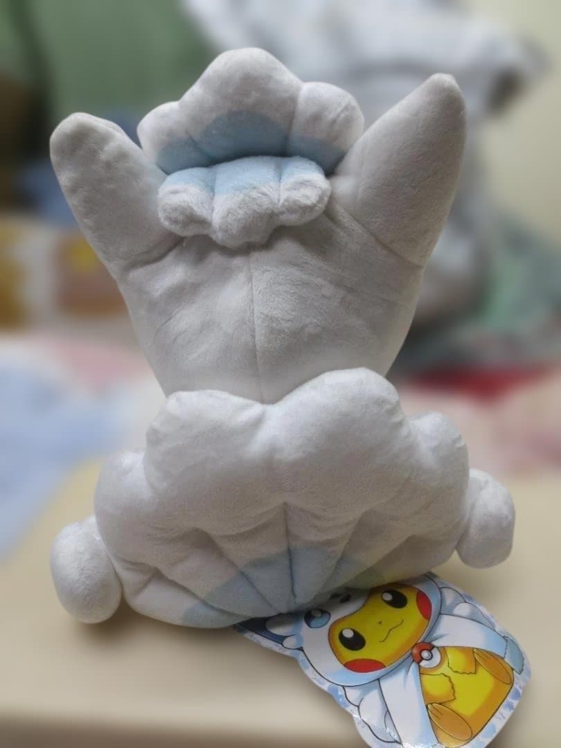 ポケモンセンターオリジナル　アローラロコンのポンチョを着たピカチュウ ぬいぐるみ