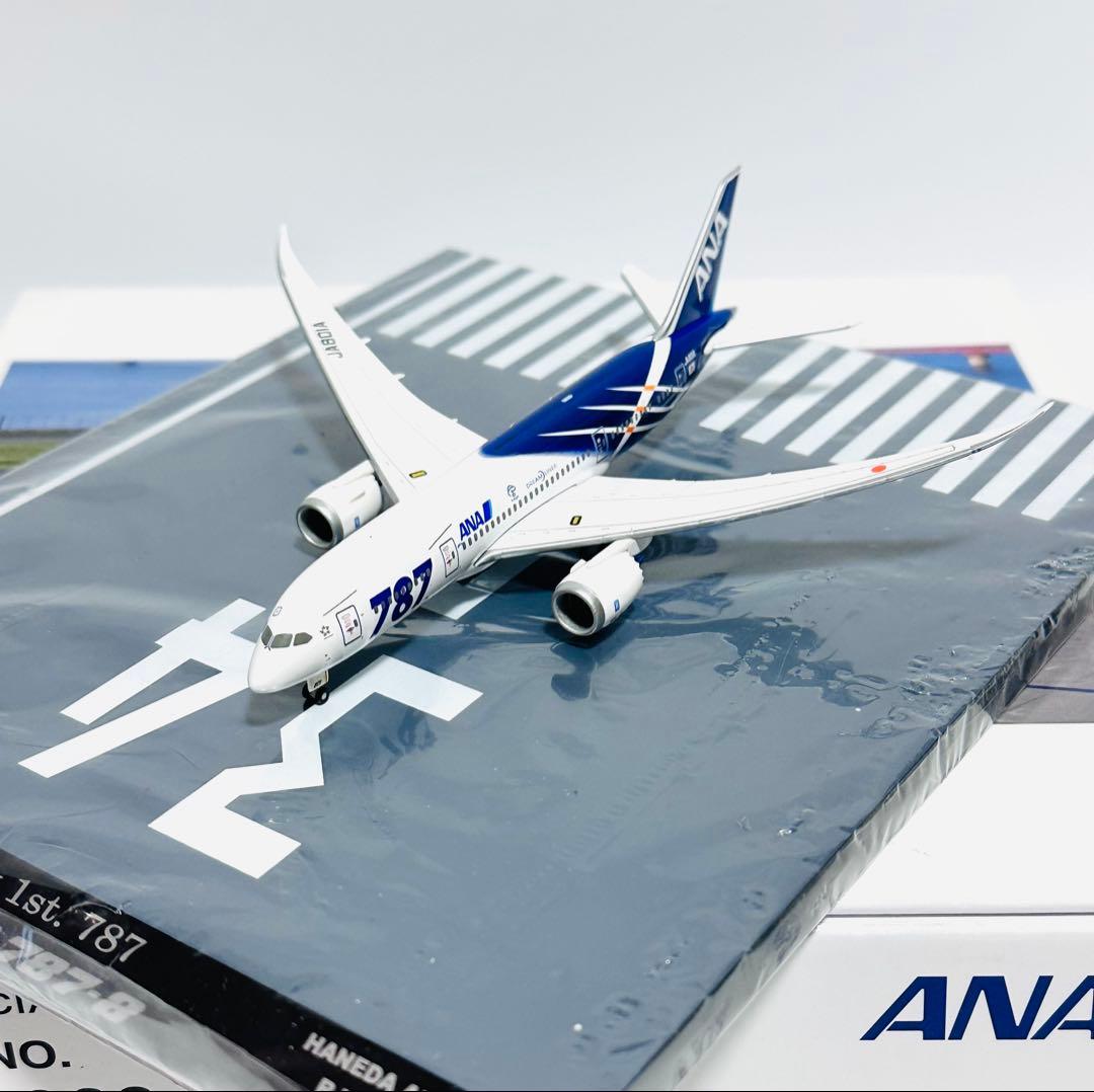 全日空商事 1/400 B787-8 ANA特別塗装 NH40069滑走路付き