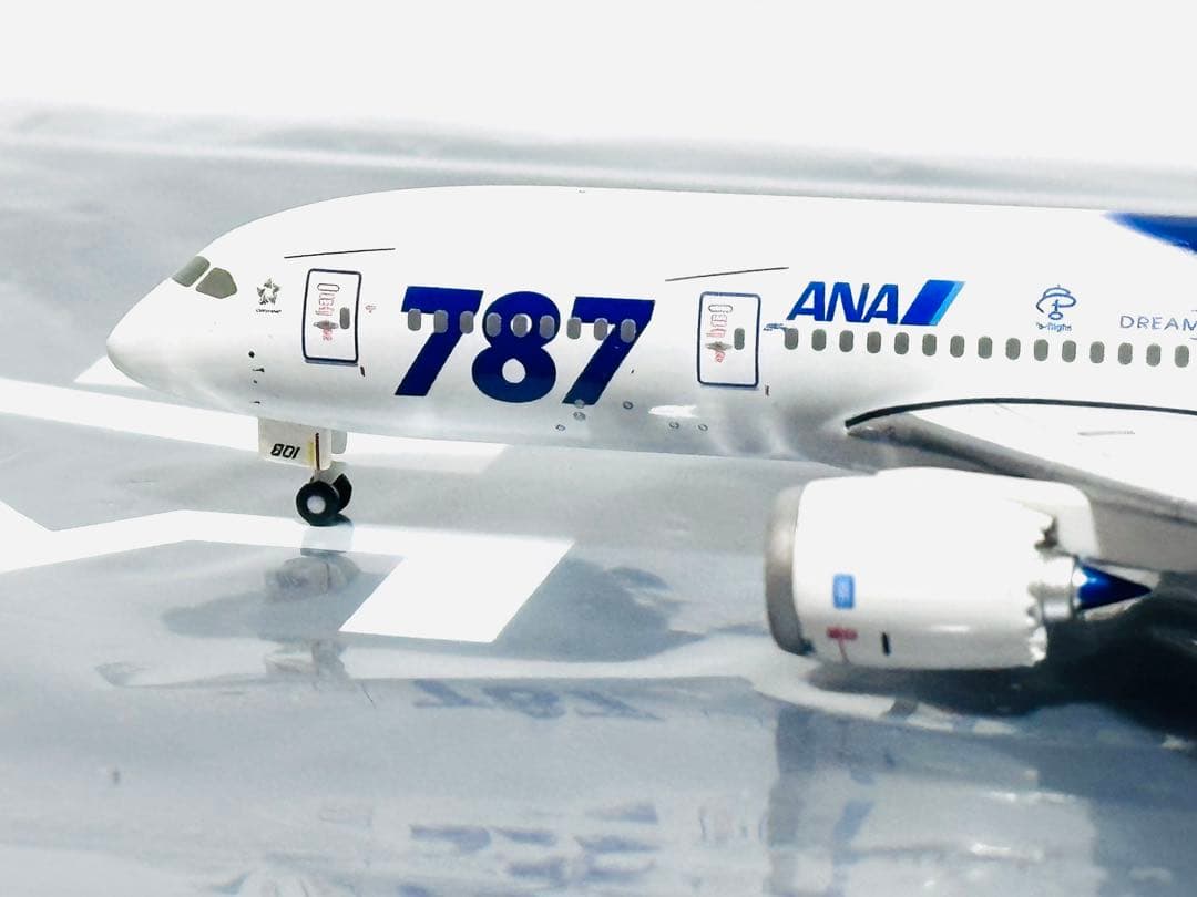 全日空商事 1/400 B787-8 ANA特別塗装 NH40069滑走路付き