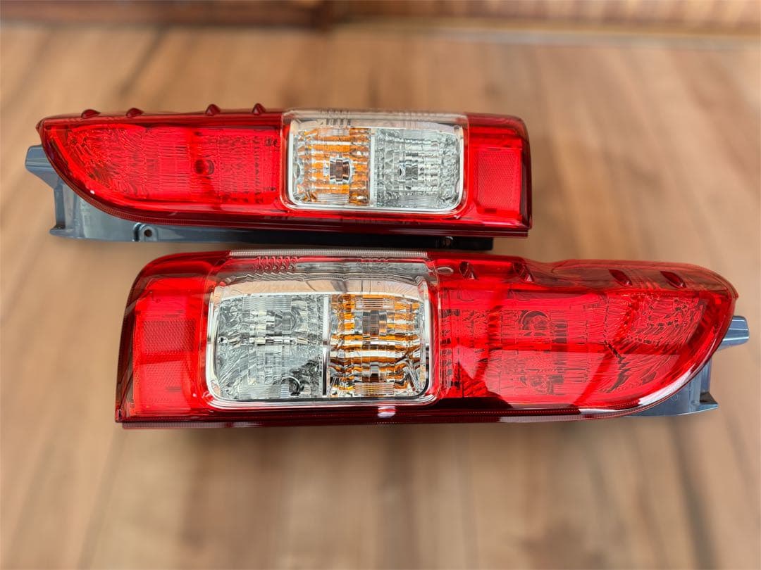 【送料込み】新車取り外し ハイエース200kテールレンズ 左右セット