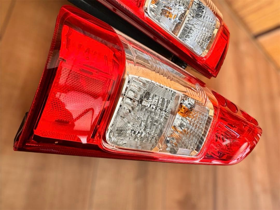 【送料込み】新車取り外し ハイエース200kテールレンズ 左右セット