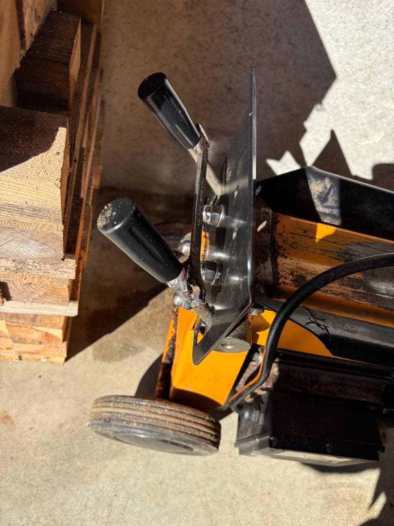 電動薪割り機　新潟県十日町市発　引き取り限定