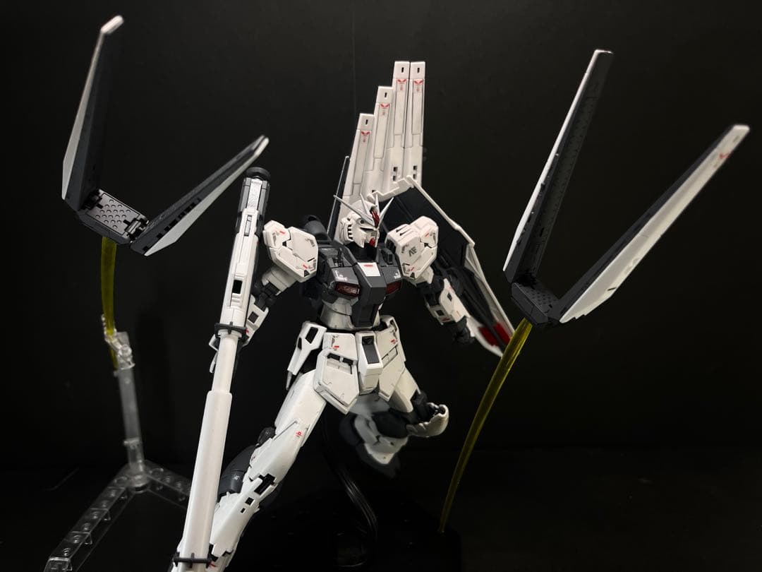 ガンプラ全塗装完成品　RG νガンダム　ファーストロットカラー