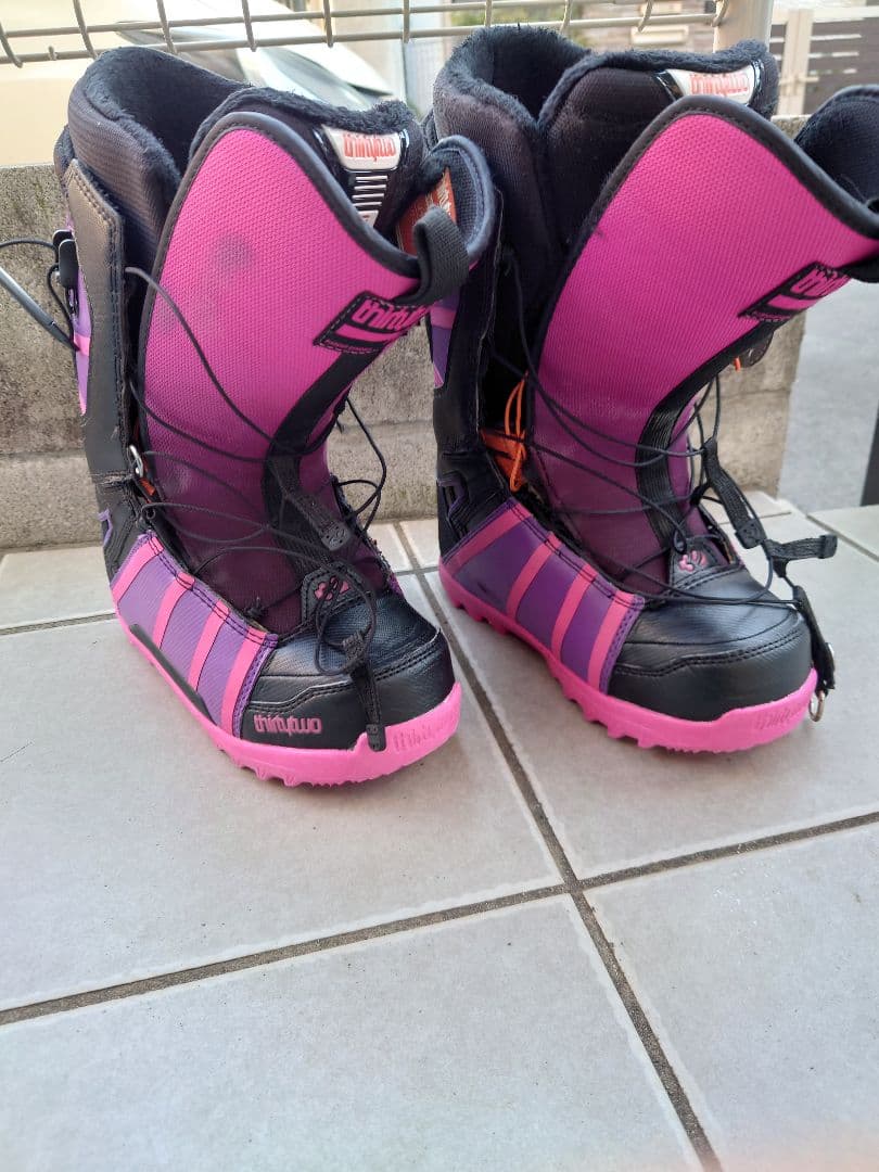 thirtytwo スノーボードブーツ 女性用 黒・ピンク・紫