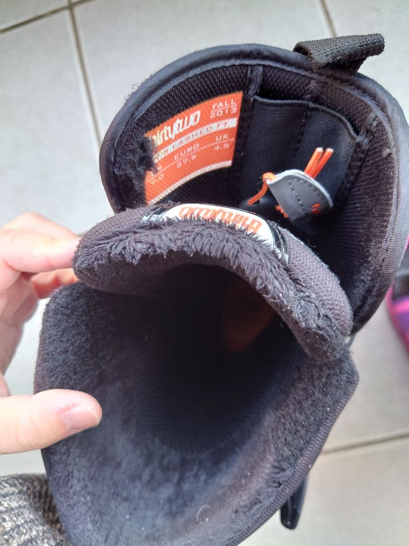 thirtytwo スノーボードブーツ 女性用 黒・ピンク・紫