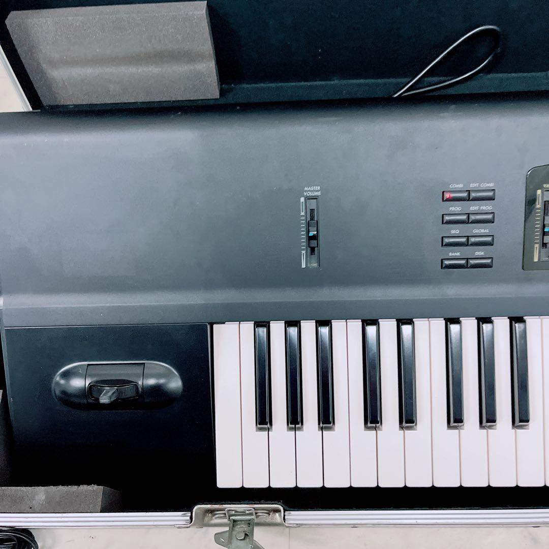 KORG コルグ　シンセサイザー　01/W pro ハードケース付き　N1438