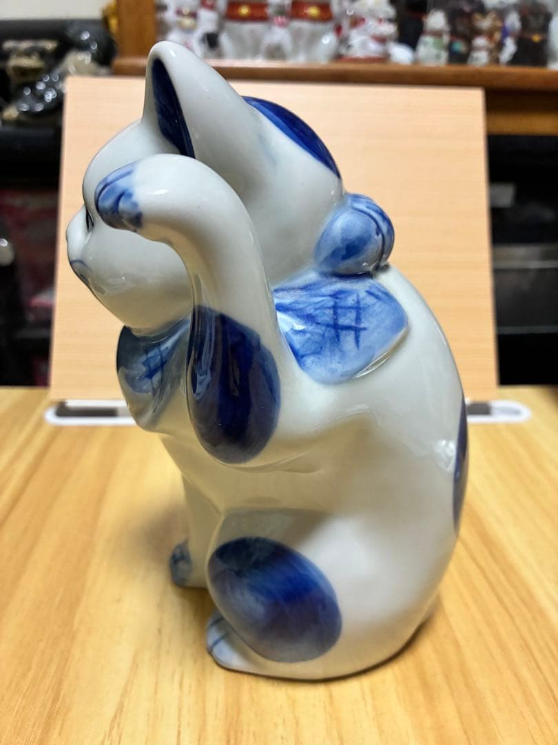 青白い陶器の招き猫