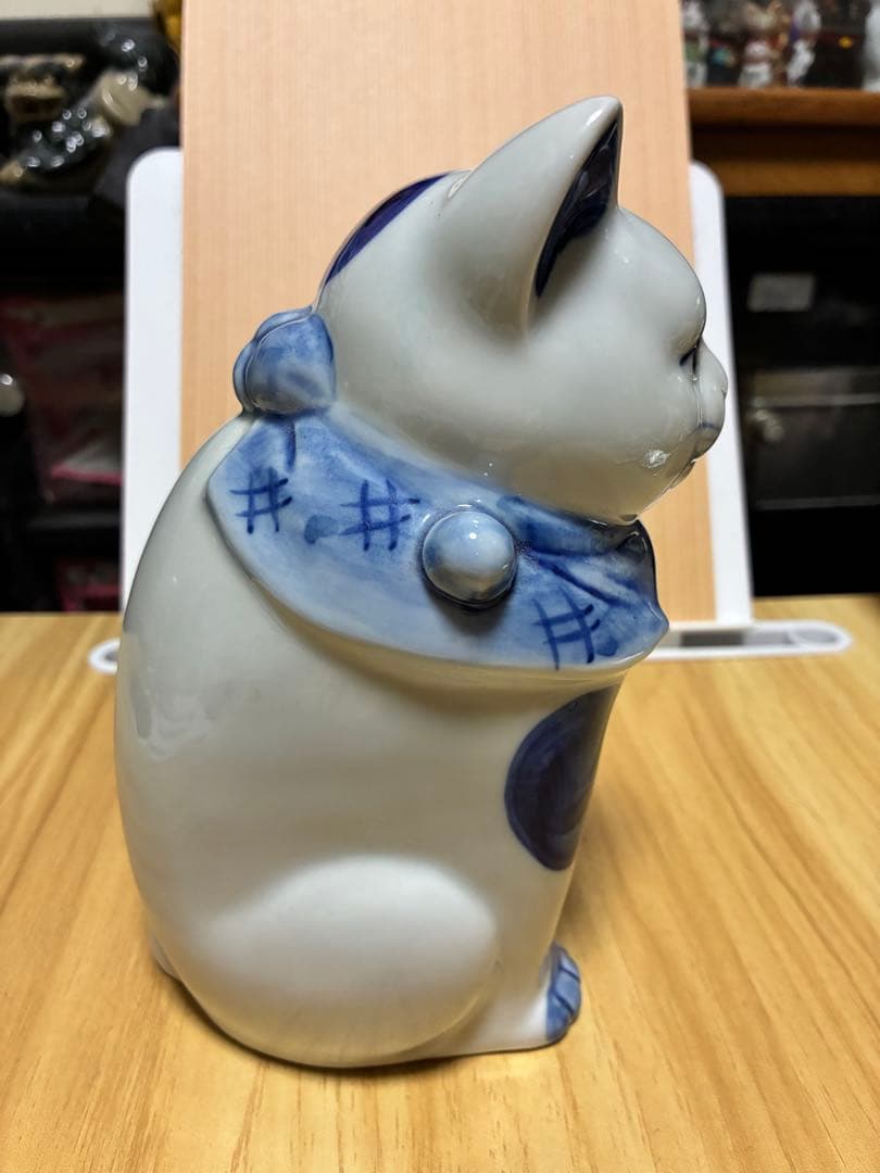 青白い陶器の招き猫