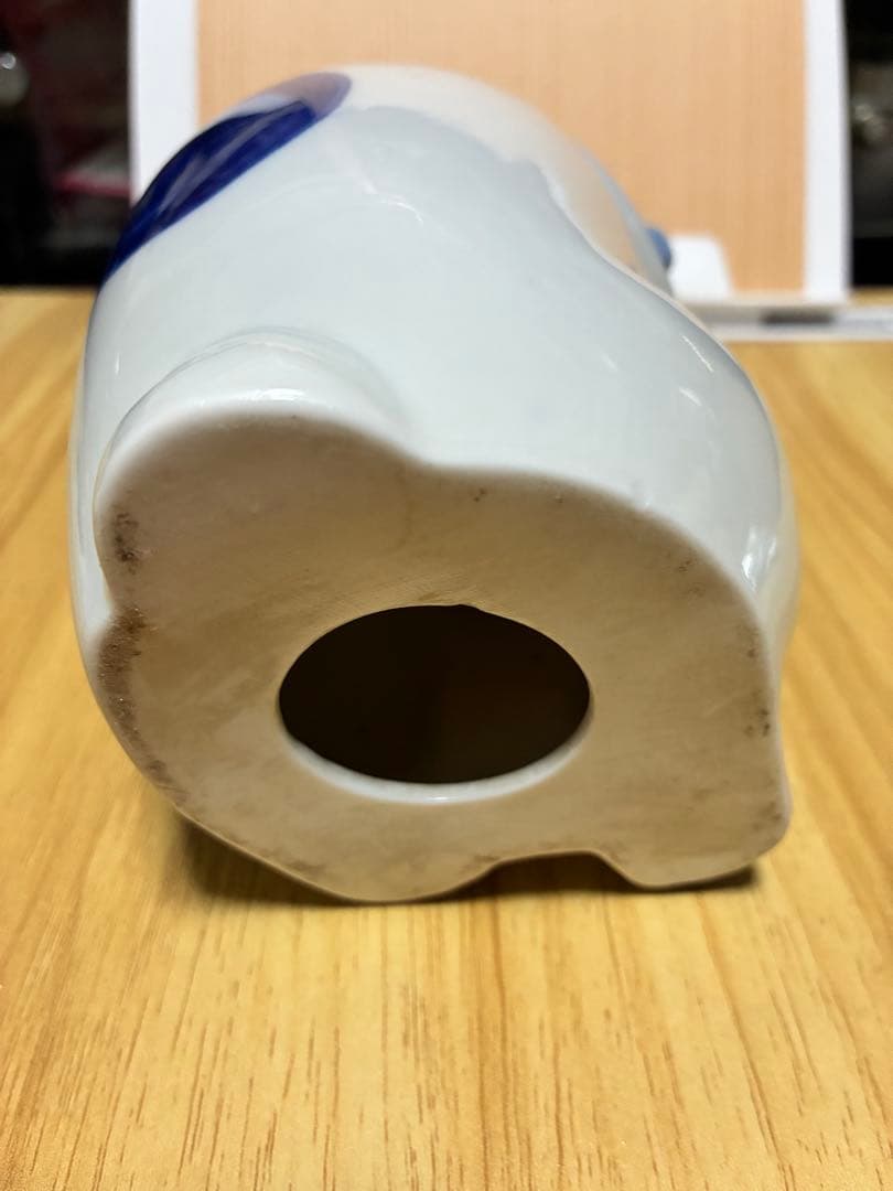 青白い陶器の招き猫