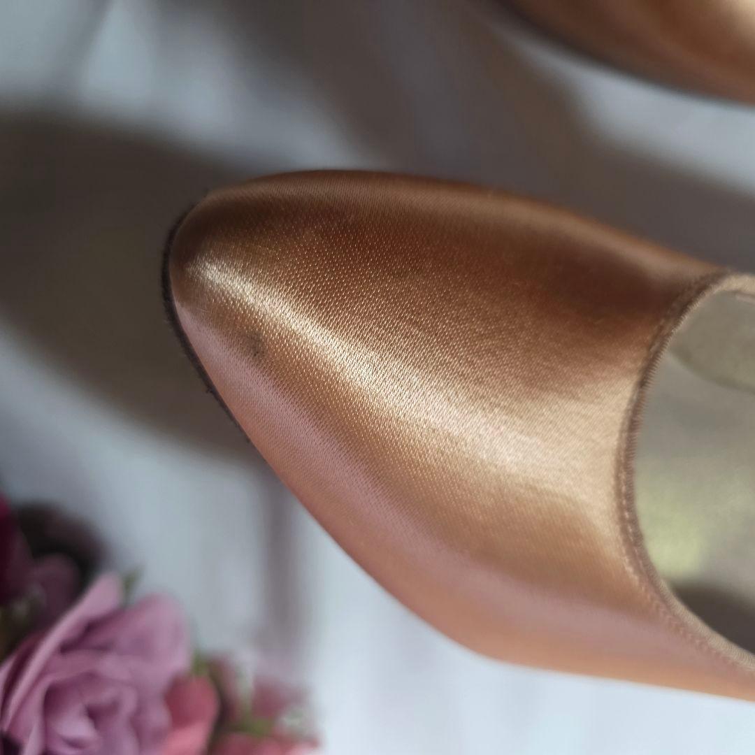 DSI Shoes ベージュサテンパンプス