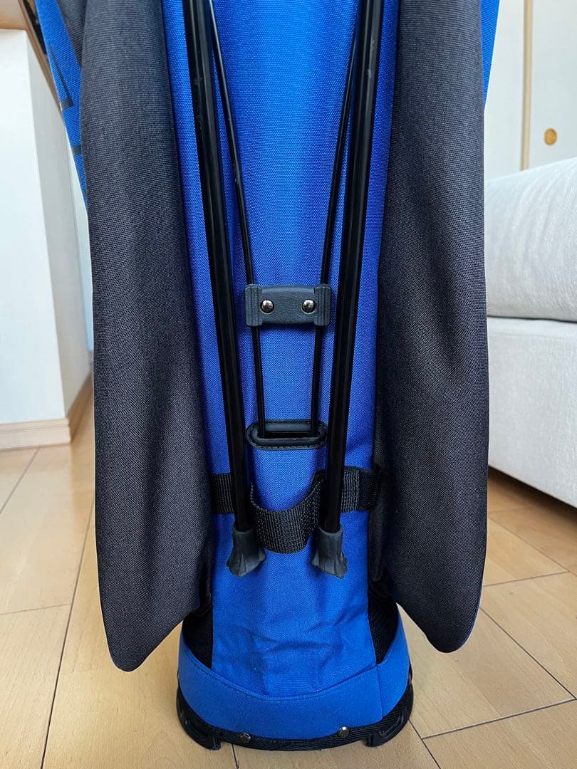 人気　超美品　デサントゴルフ スタンド型キャディバッグ 軽量2.6kg8.5型