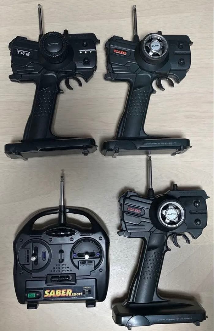 瀧*光様 ワイルドウイリー2 AM送信機4、受信機4、タミヤ充電器、BL-FOR