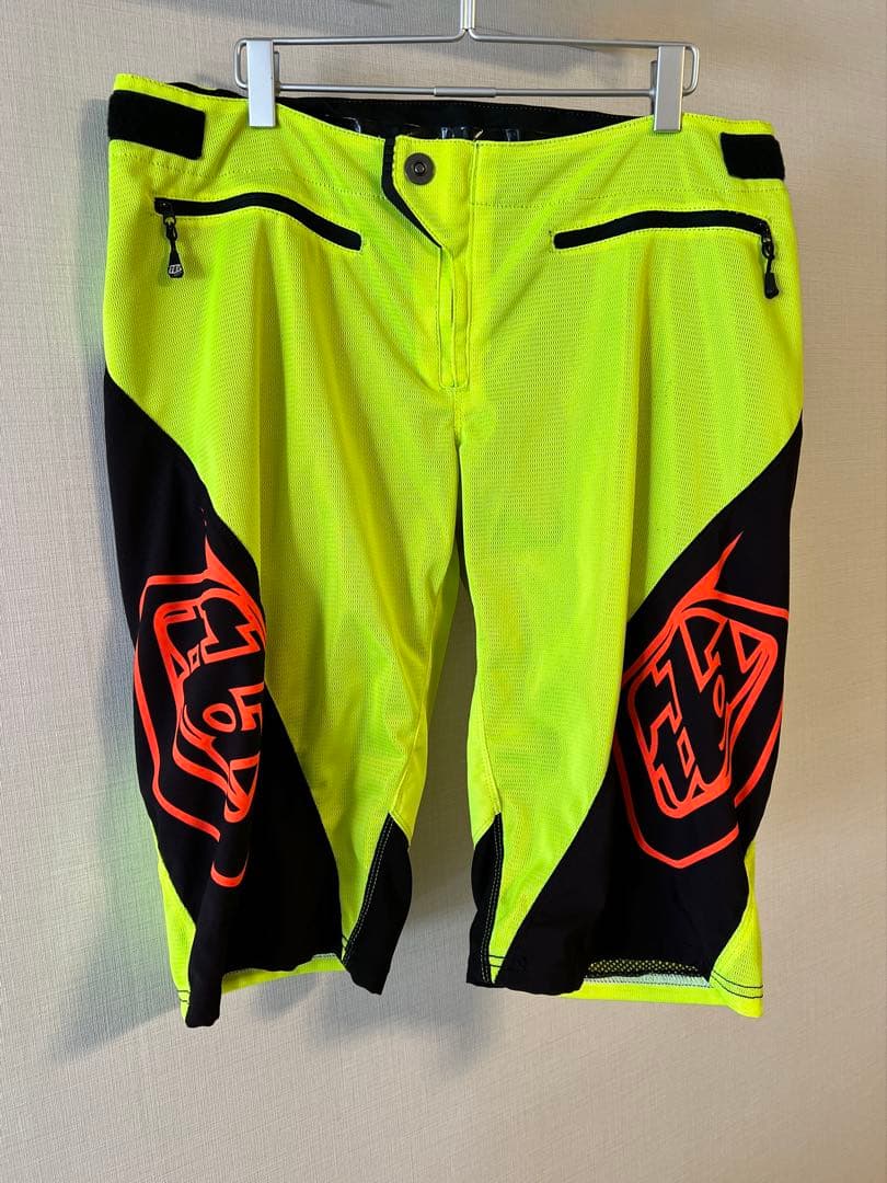 ③トロイリーデザイン　ショートパンツ　イエロー