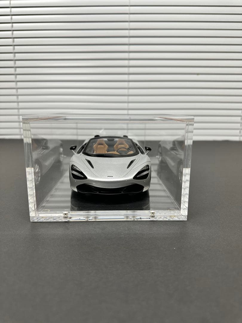 McLaren 1/18 720Sスパイダー シルバー 専用ケース付き