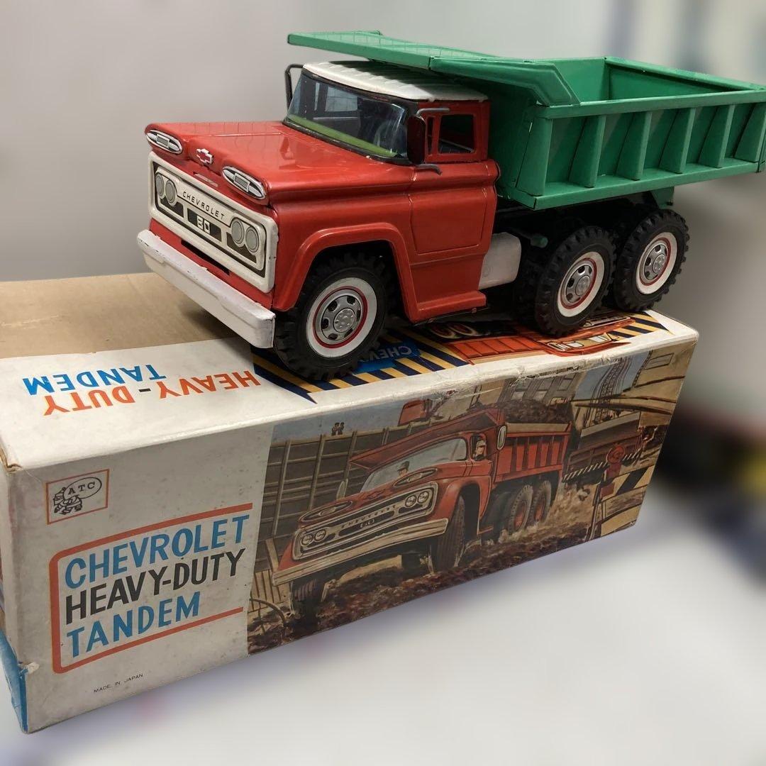 1960年代初めにシボレーヘビーダンプトラック、珍しい色のアサヒ玩具で精密に製作