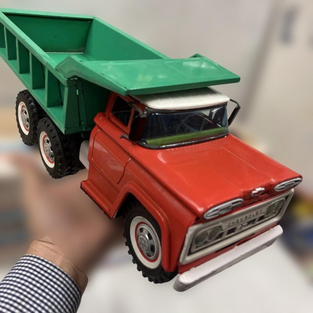 1960年代初めにシボレーヘビーダンプトラック、珍しい色のアサヒ玩具で精密に製作