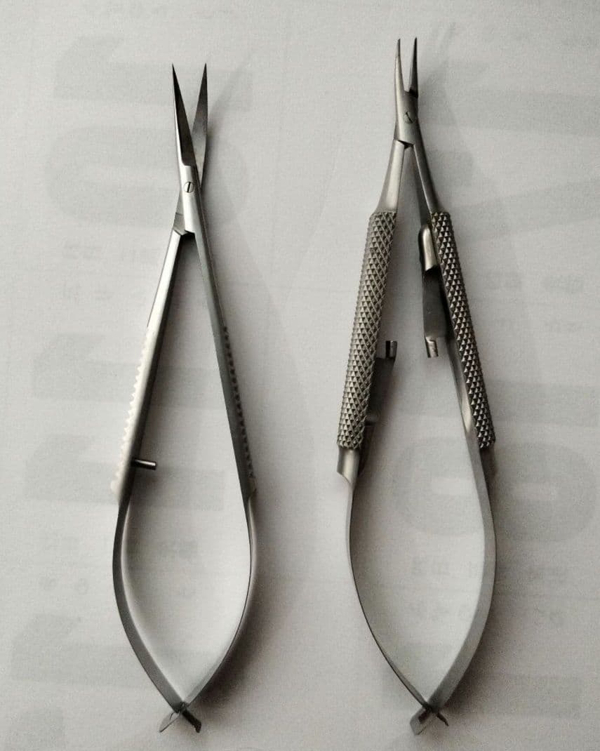 マイクロサージェリー　手術器具　(マイクロ持針器とハサミ、精密ピンセットなど)