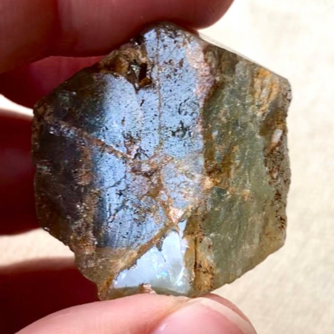 バイカラーベリル原石7/六角形わかりやすい色味