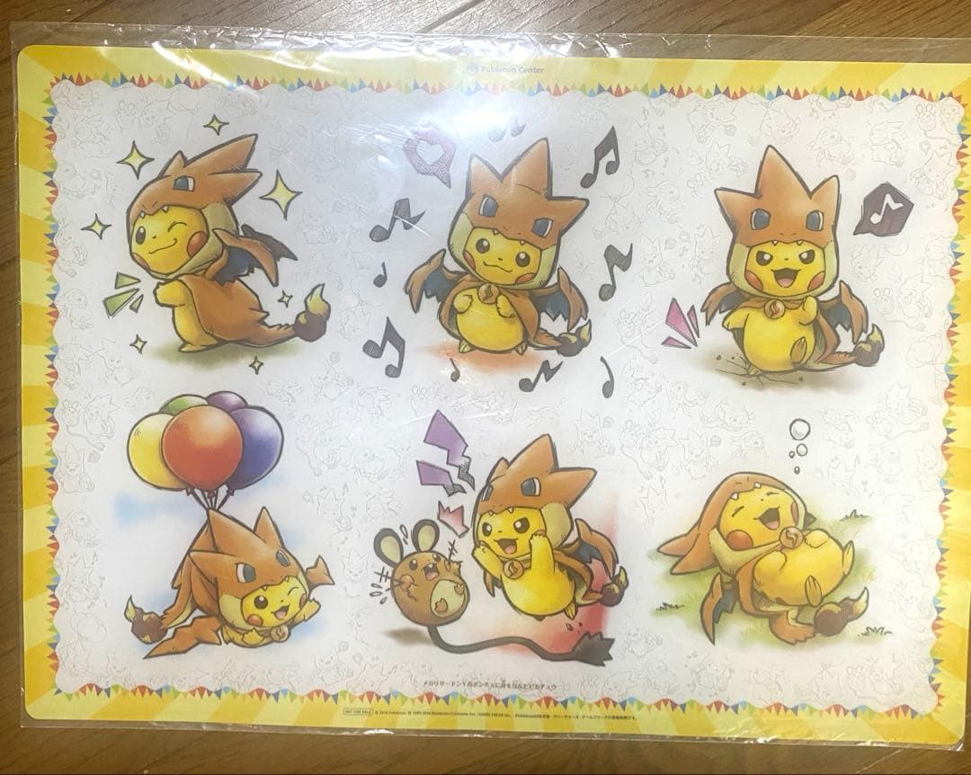 ポケモン メガリザードンYのポンチョに身を包んだピカチュウ クリアポスター