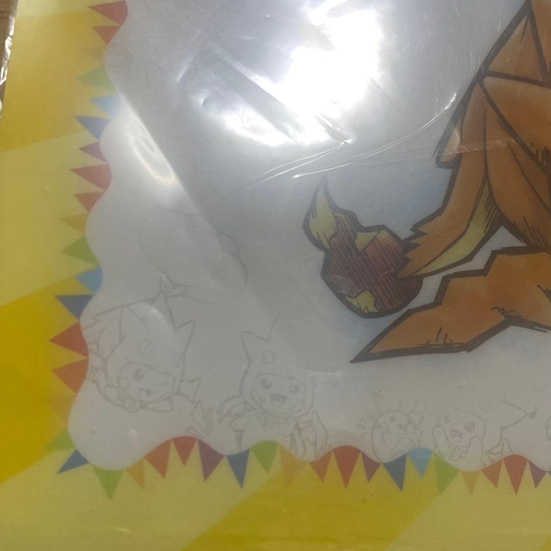 ポケモン メガリザードンYのポンチョに身を包んだピカチュウ クリアポスター