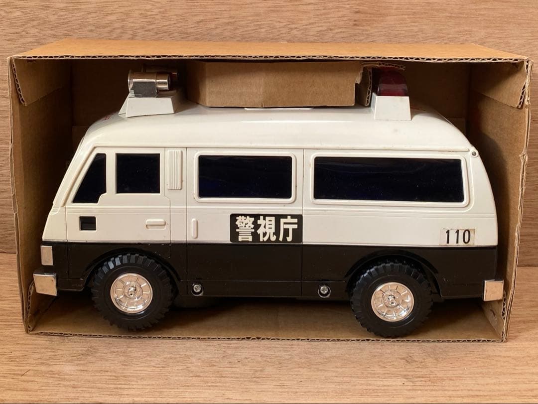 新品　日本製　1/16ビッグスケール　ミニカー　日産　キャラバン　パトカー