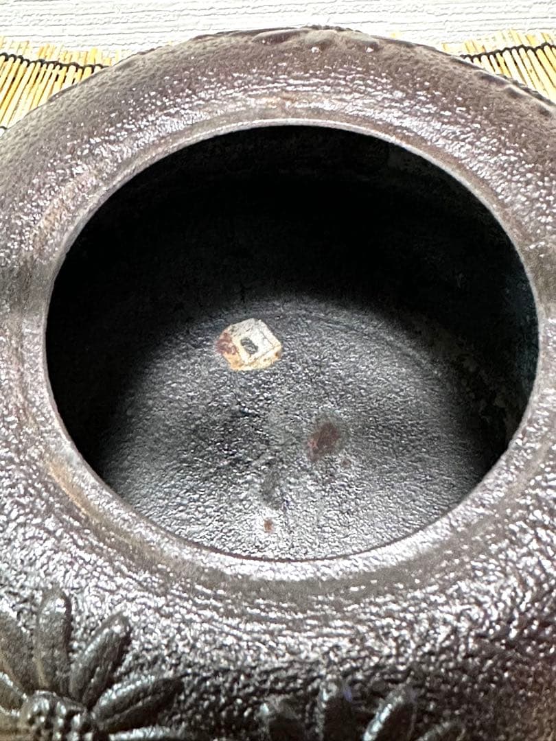 ほぼ未使用品　供箱等付属品付岩手県奥州佐秋鋳造所佐藤守巨造 真作保証　南部鉄瓶