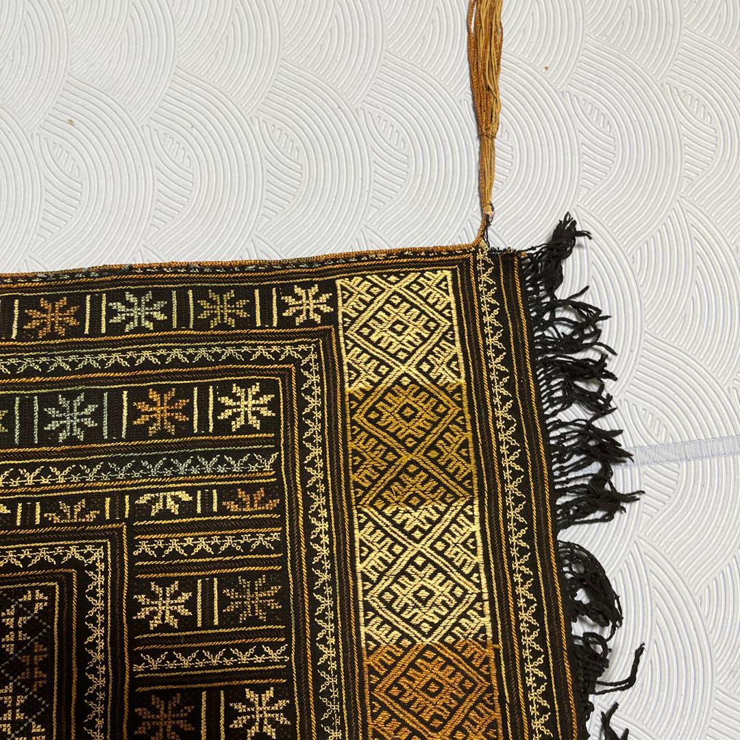 中国少数民族（苗族）のお花嫁さんが結婚式で被る刺繍布