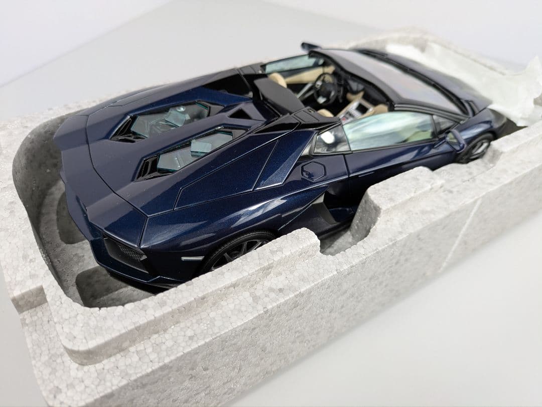 1/18 ミニカー オートアート ランボルギーニ アヴェンタドール ロードスター