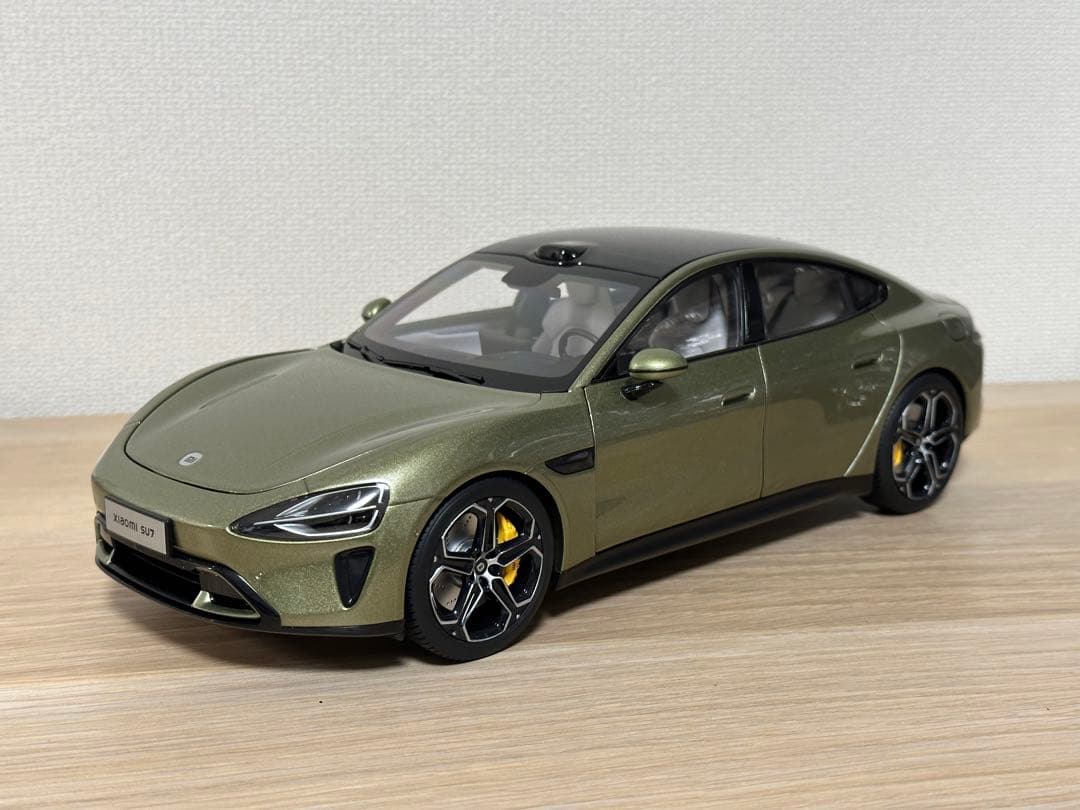 1/18 ミニカー　Xiaomi SU7 オリーブグリーン