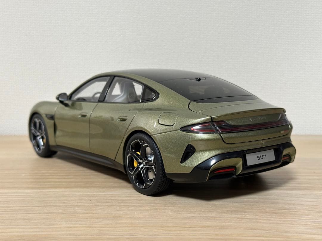 1/18 ミニカー　Xiaomi SU7 オリーブグリーン
