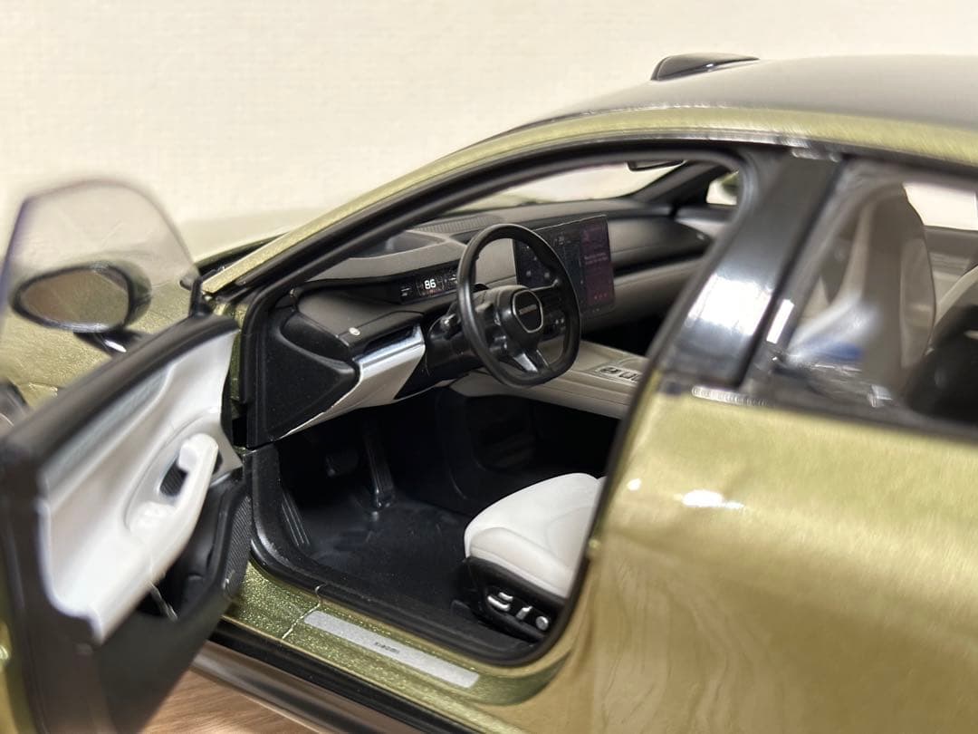 1/18 ミニカー　Xiaomi SU7 オリーブグリーン