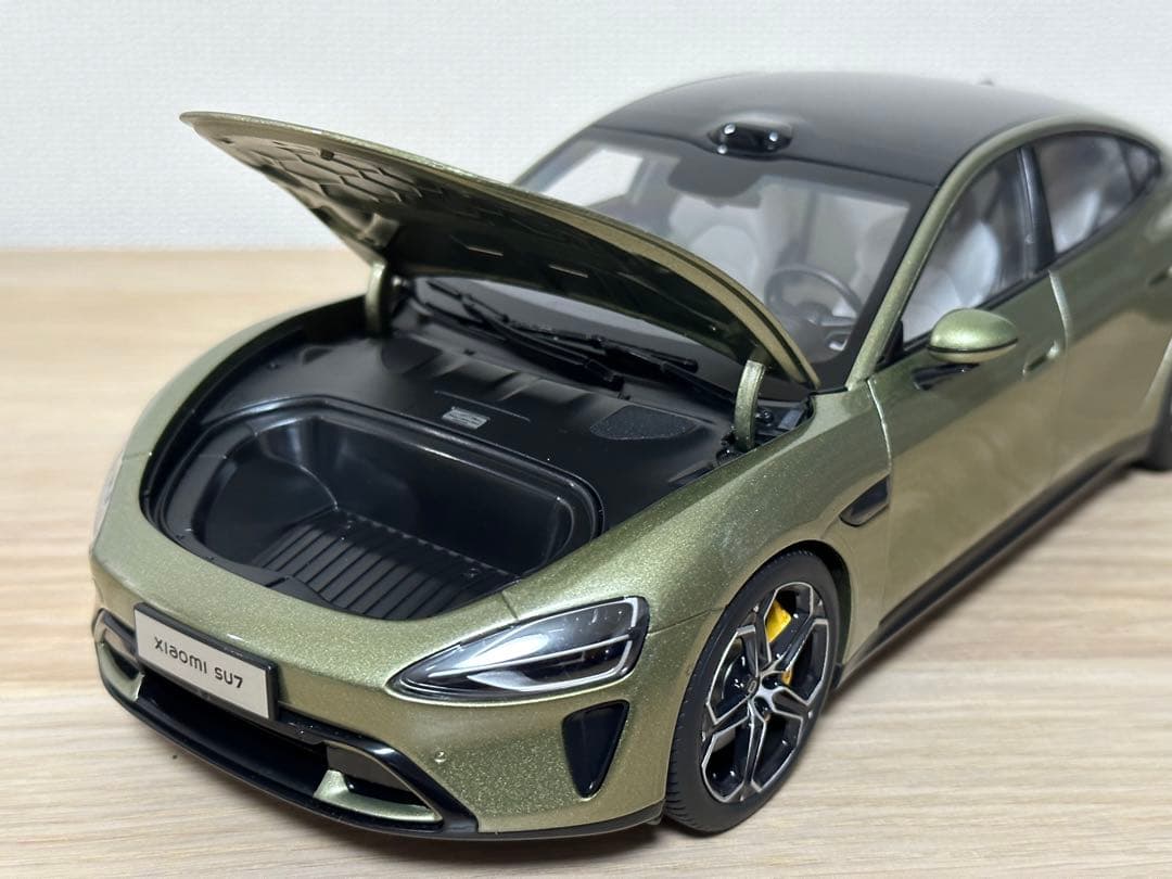 1/18 ミニカー　Xiaomi SU7 オリーブグリーン