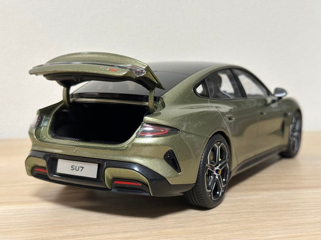 1/18 ミニカー　Xiaomi SU7 オリーブグリーン