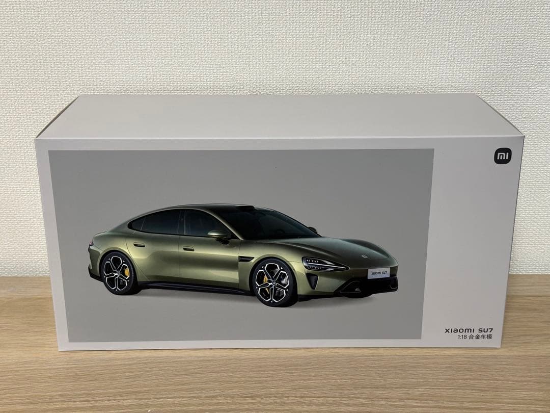 1/18 ミニカー　Xiaomi SU7 オリーブグリーン