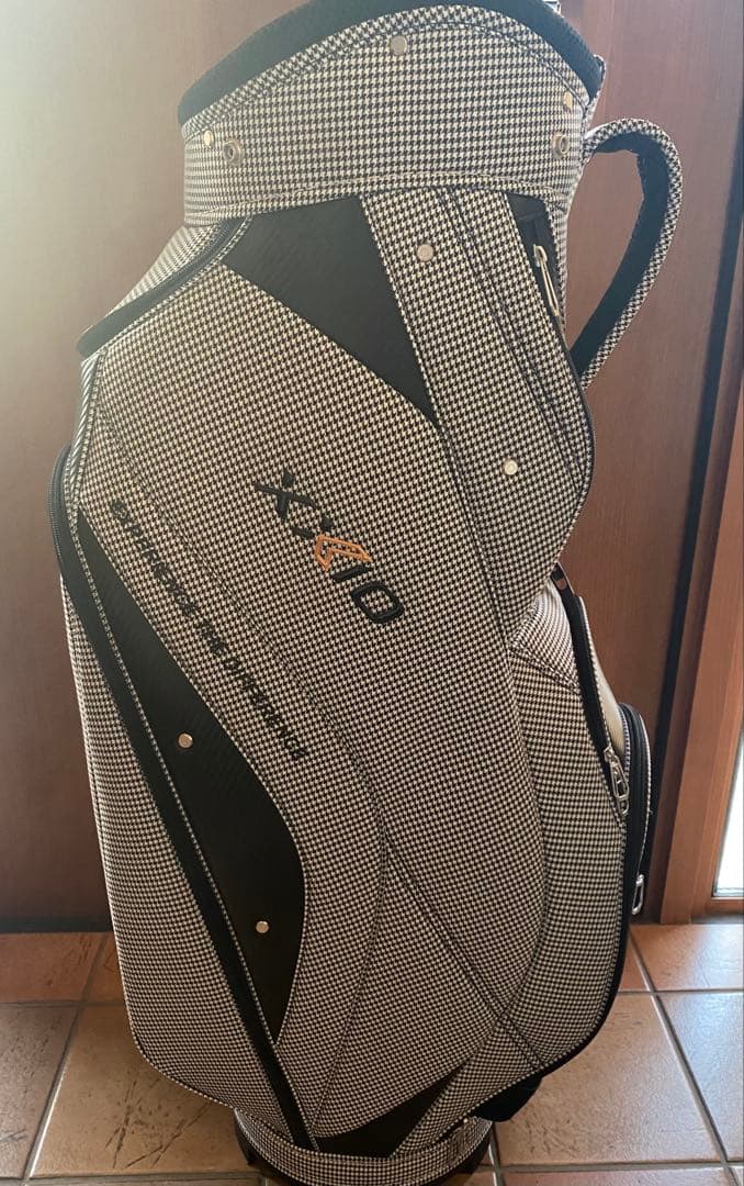 新品未使用XXIOゼクシオ ゴルフ キャディバッグ 千鳥格子柄 グレー系9.5型