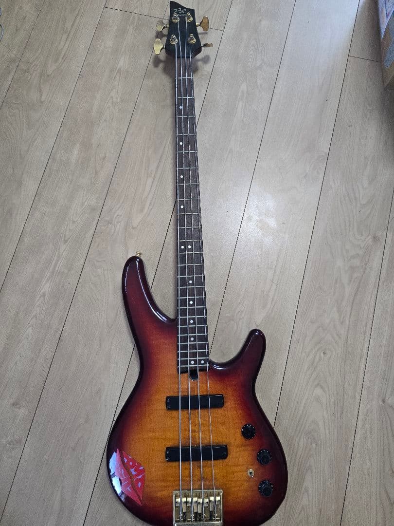 Fender Heartfield DR4 ベース（Bass）