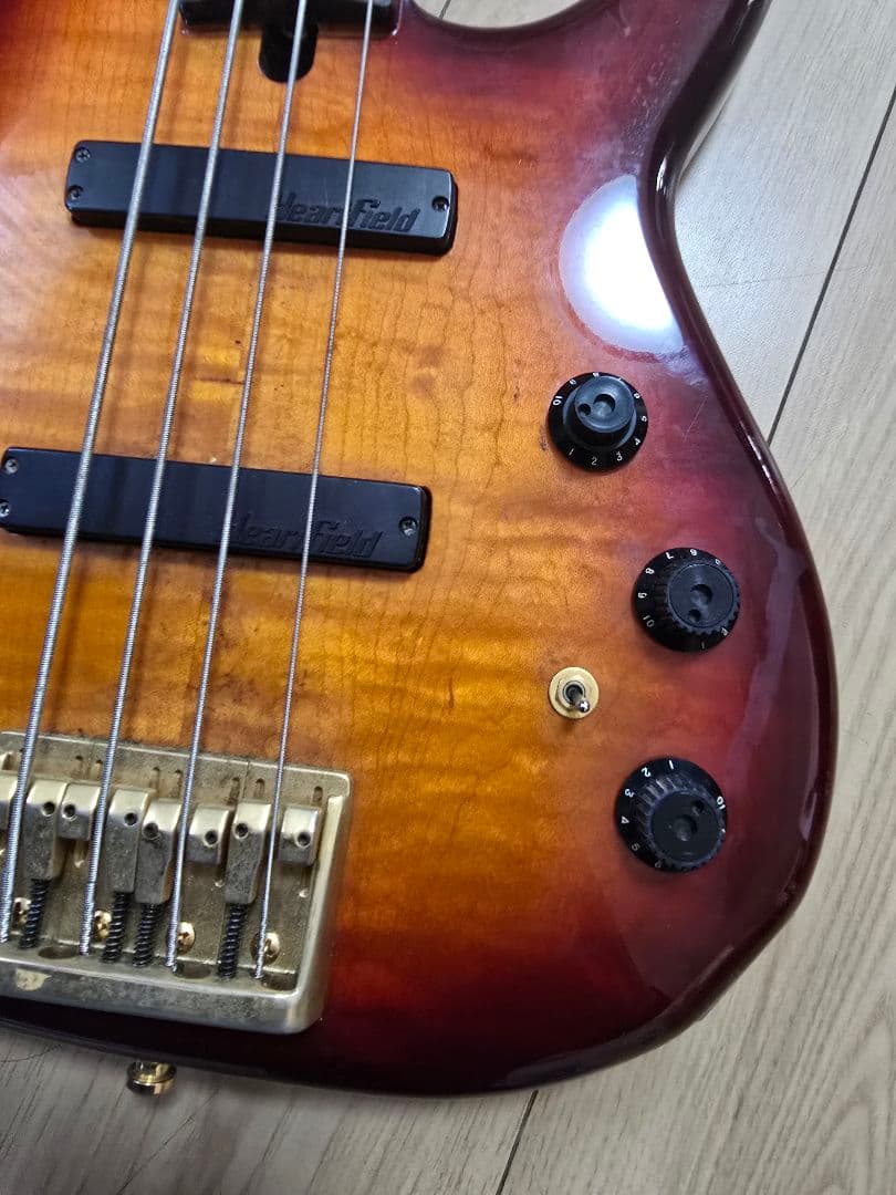 Fender Heartfield DR4 ベース（Bass）