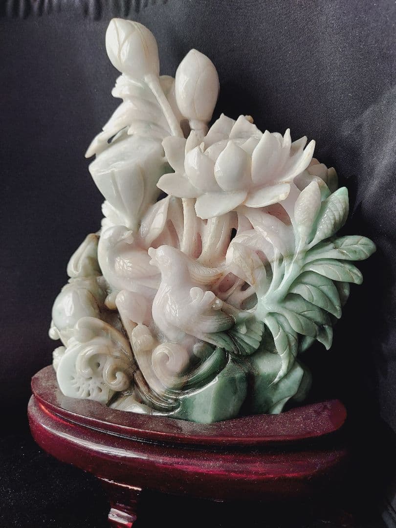 翡翠 蓮の花と鳥の彫刻　2861g　希少