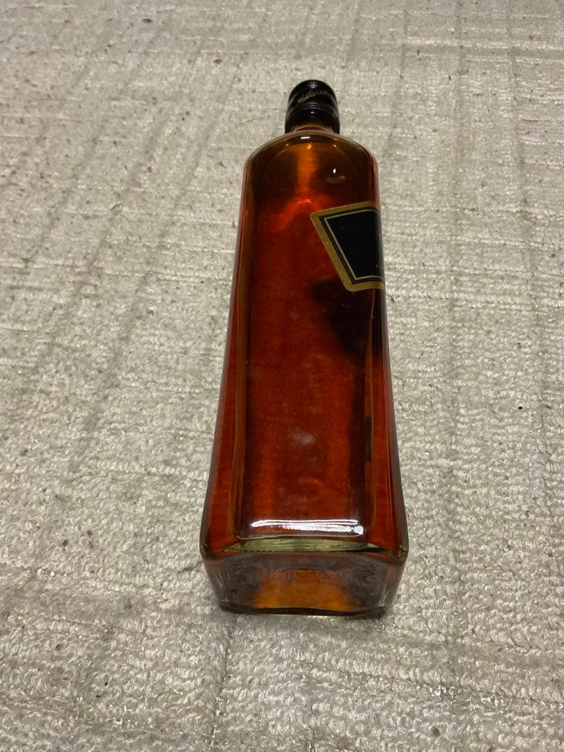 JOHNNYE WALKER／BLACK LABEL・AGED12YEARS。