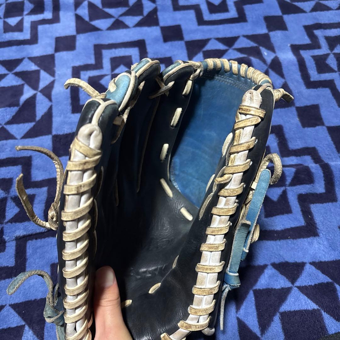 現在中日ドラゴンズで活躍中の岡田投手のサイン付きグローブ