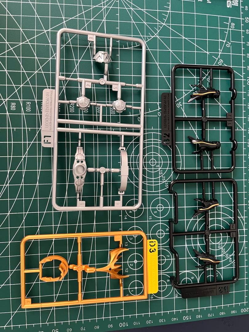 仮面ライダークウガ　アルティメットフォームプラモデル可動フィギュア発光LED付属