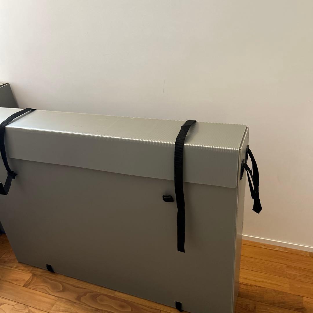 大型　グレーの折りたたみ作品収納ケース